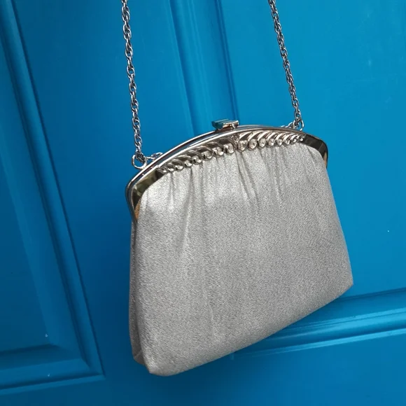 Vintage Purse Gold Lame Kisslock Bag with Chain Link Metal Strap Ornate Clasp - Picture 7 of 16